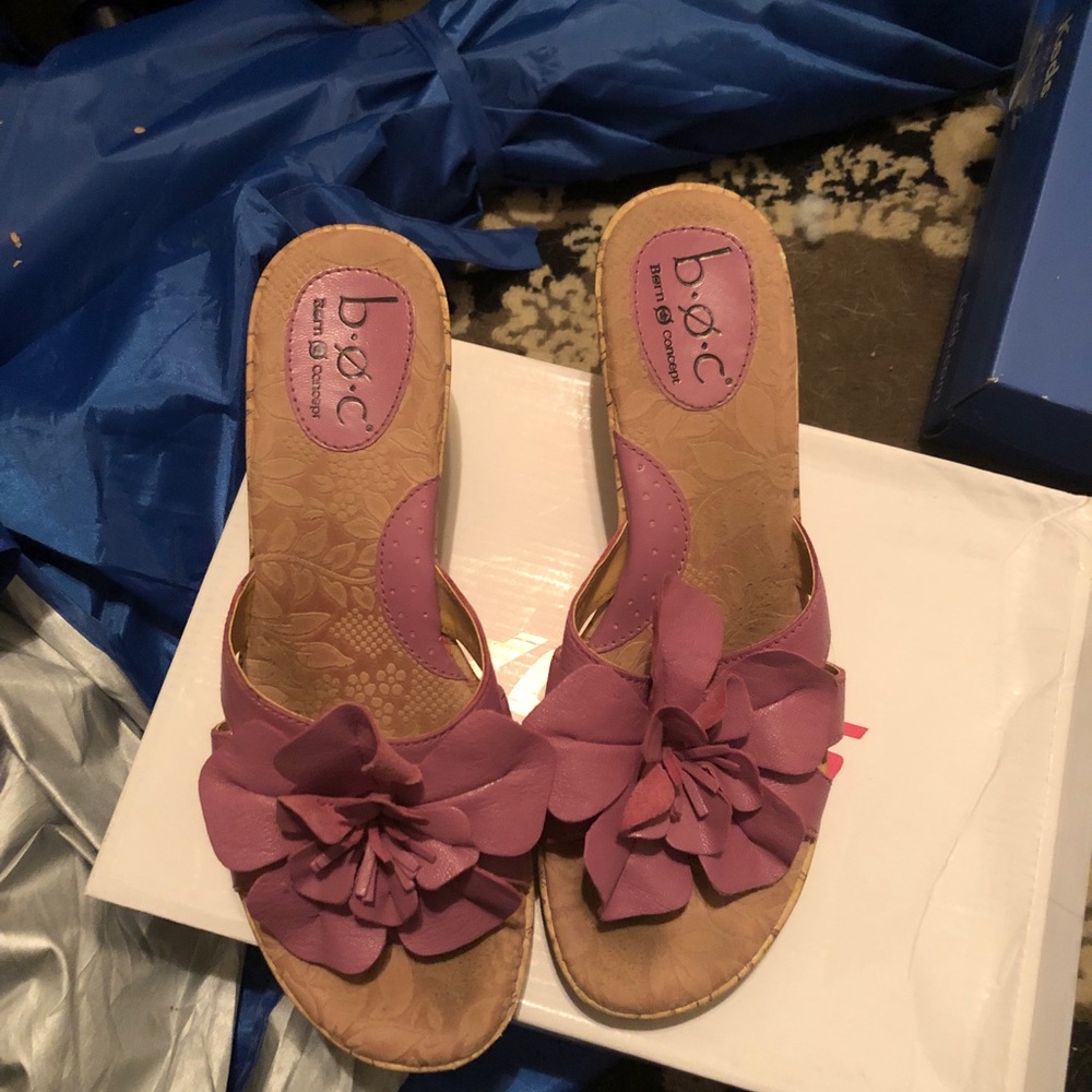 Nice pair of size 9 purple flower sandals